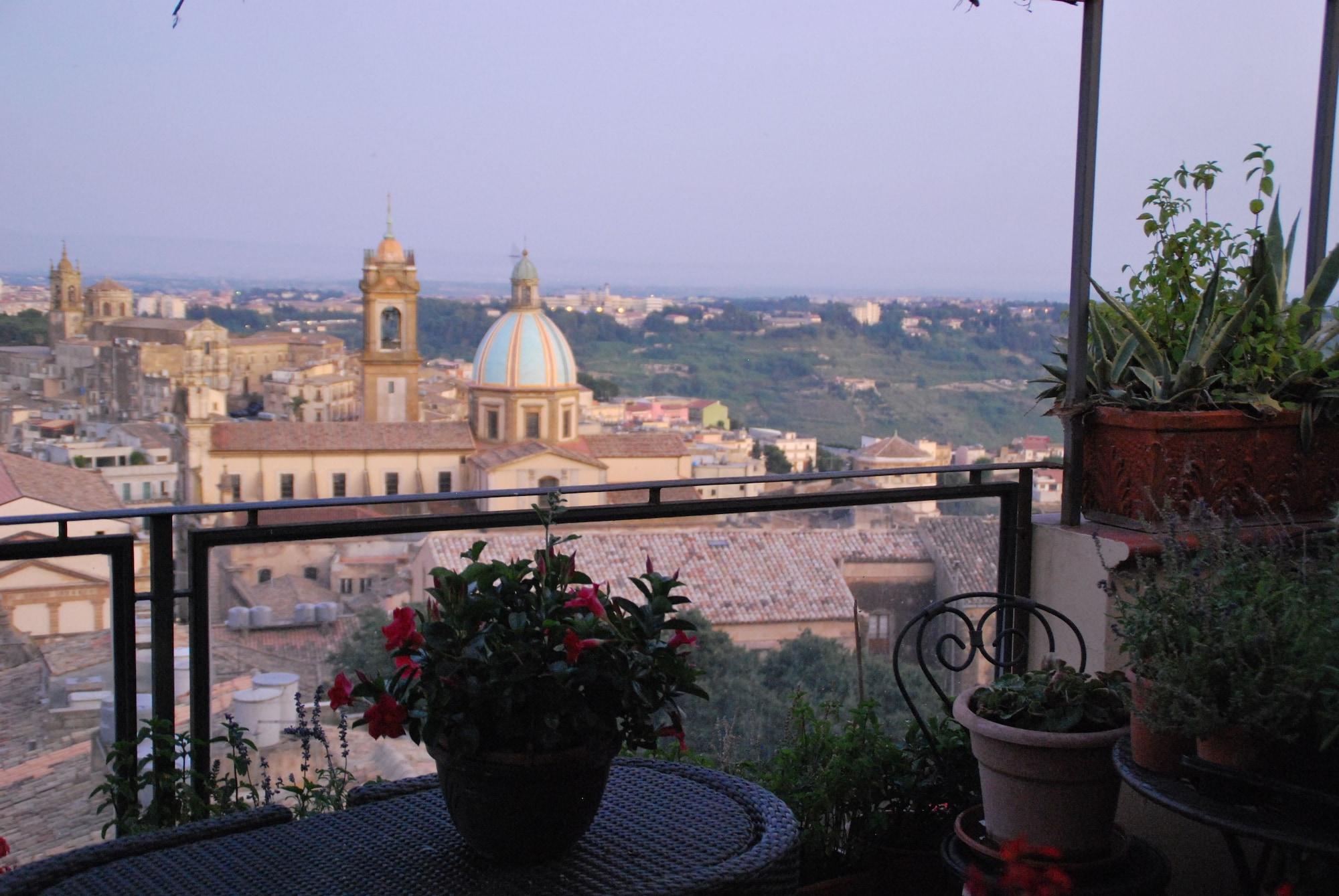 Casa Tipica Siciliana Patronale Home Bedandbreakfast Tremetrisoprailcielo Camere Con Vista, Colazione Interna In Terrazzo Panoramico Кальтаджіроне Екстер'єр фото
