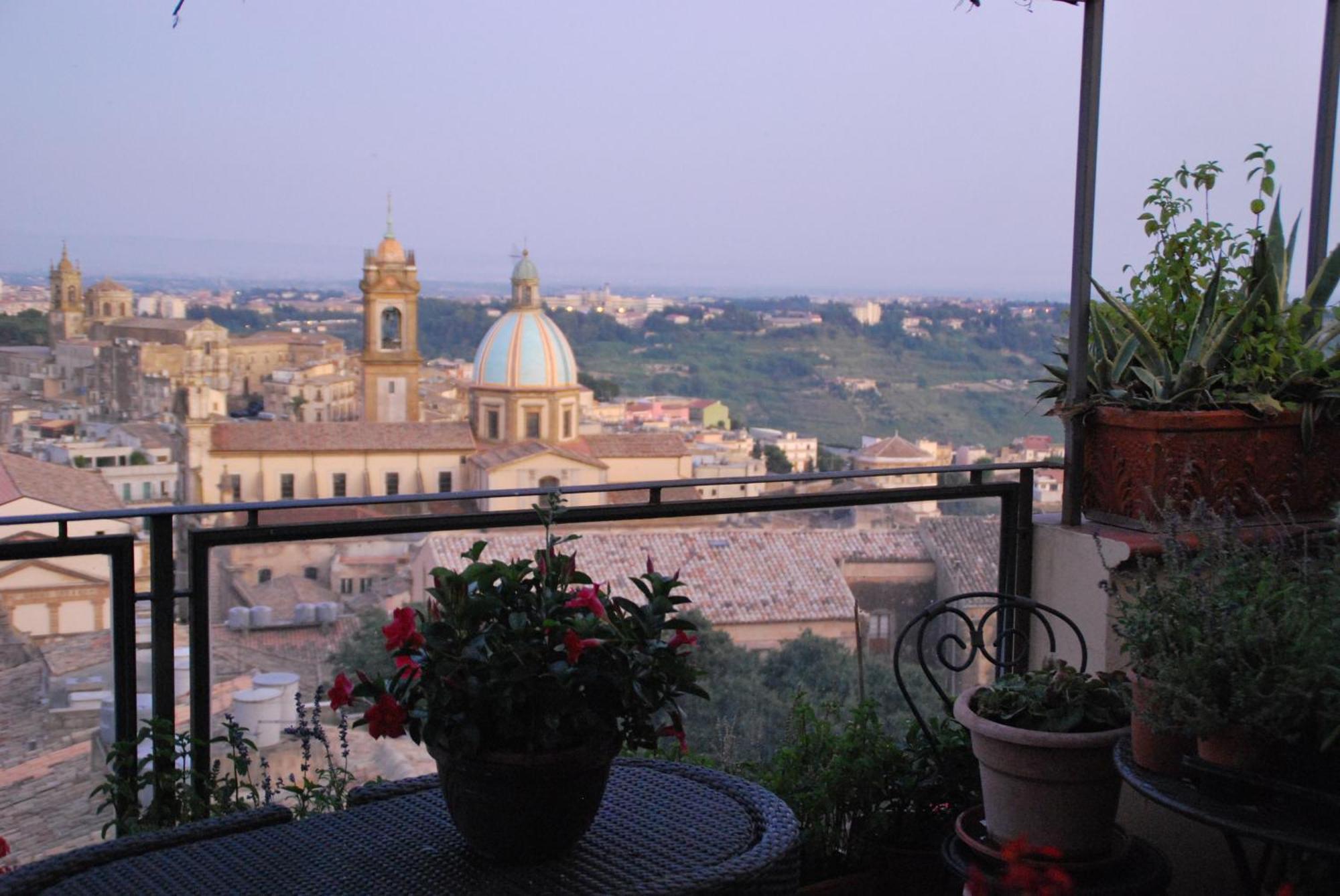 Casa Tipica Siciliana Patronale Home Bedandbreakfast Tremetrisoprailcielo Camere Con Vista, Colazione Interna In Terrazzo Panoramico Кальтаджіроне Екстер'єр фото