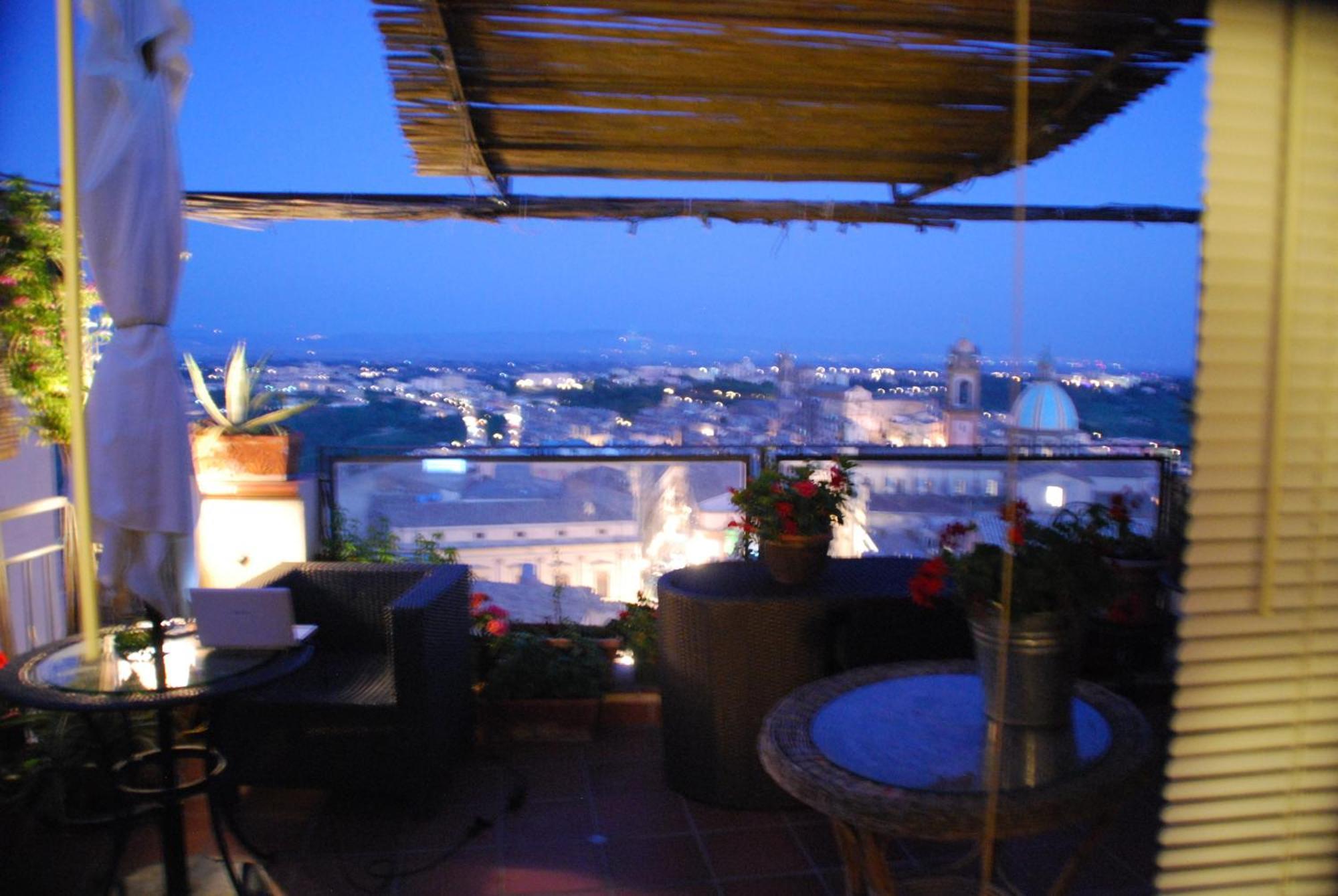 Casa Tipica Siciliana Patronale Home Bedandbreakfast Tremetrisoprailcielo Camere Con Vista, Colazione Interna In Terrazzo Panoramico Кальтаджіроне Екстер'єр фото