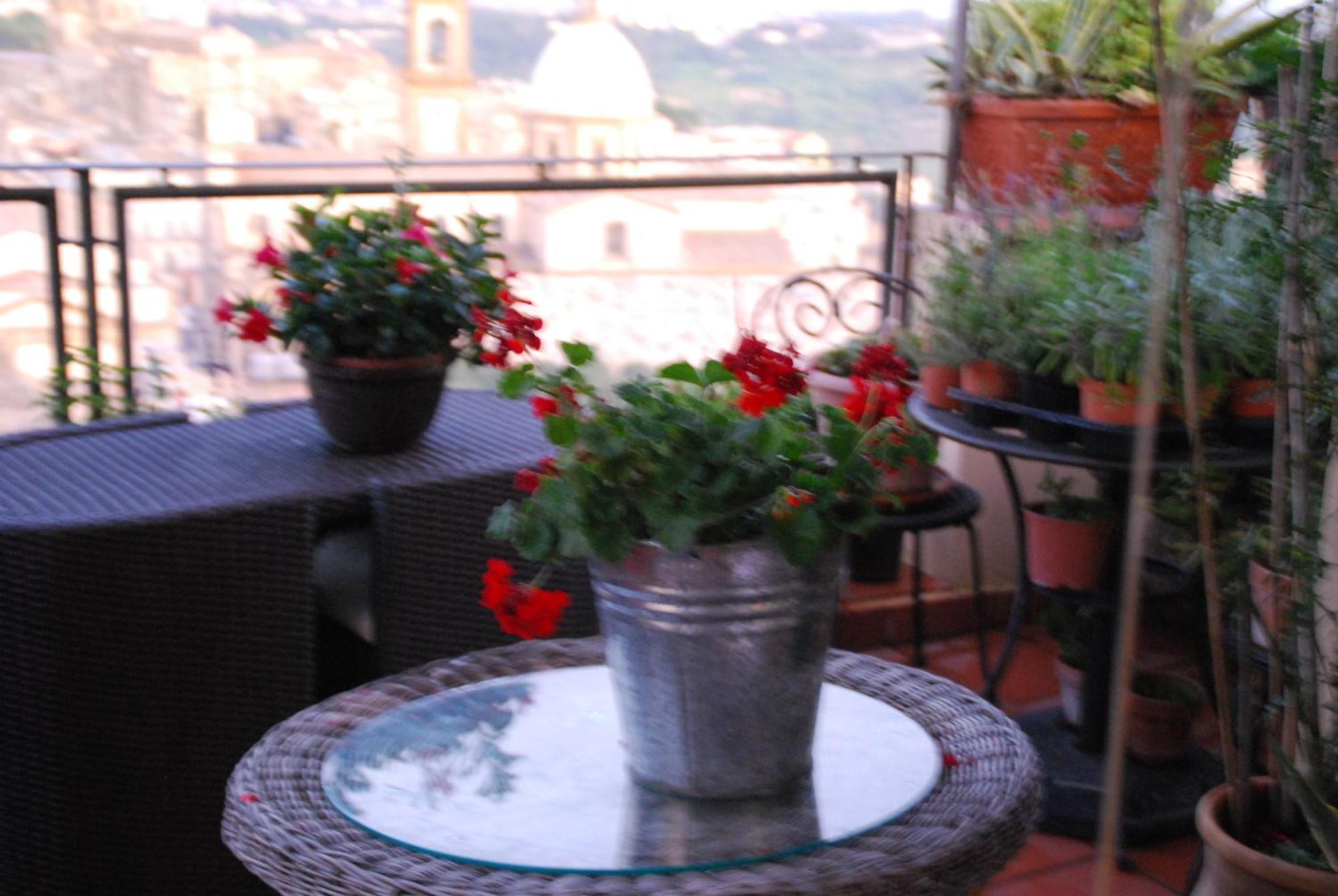 Casa Tipica Siciliana Patronale Home Bedandbreakfast Tremetrisoprailcielo Camere Con Vista, Colazione Interna In Terrazzo Panoramico Кальтаджіроне Екстер'єр фото