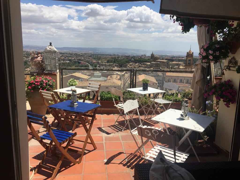 Casa Tipica Siciliana Patronale Home Bedandbreakfast Tremetrisoprailcielo Camere Con Vista, Colazione Interna In Terrazzo Panoramico Кальтаджіроне Екстер'єр фото