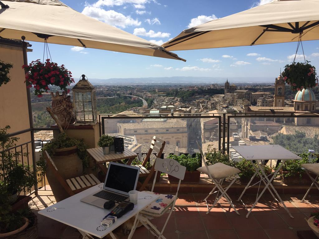 Casa Tipica Siciliana Patronale Home Bedandbreakfast Tremetrisoprailcielo Camere Con Vista, Colazione Interna In Terrazzo Panoramico Кальтаджіроне Екстер'єр фото