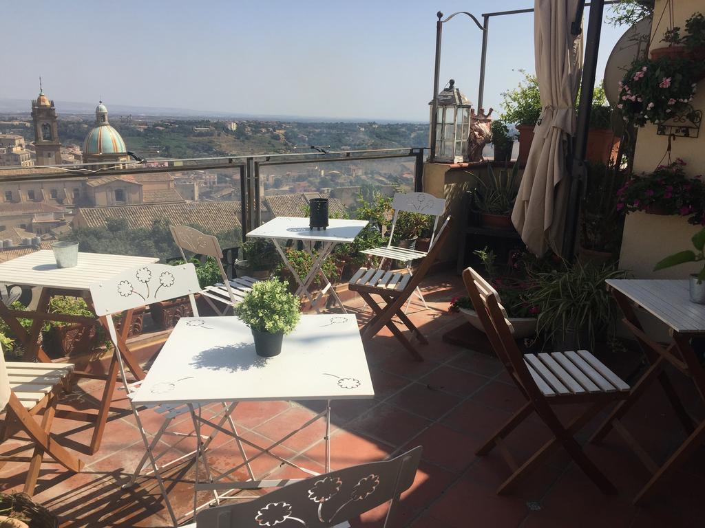 Casa Tipica Siciliana Patronale Home Bedandbreakfast Tremetrisoprailcielo Camere Con Vista, Colazione Interna In Terrazzo Panoramico Кальтаджіроне Екстер'єр фото