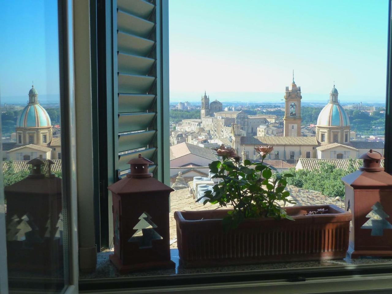 Casa Tipica Siciliana Patronale Home Bedandbreakfast Tremetrisoprailcielo Camere Con Vista, Colazione Interna In Terrazzo Panoramico Кальтаджіроне Екстер'єр фото