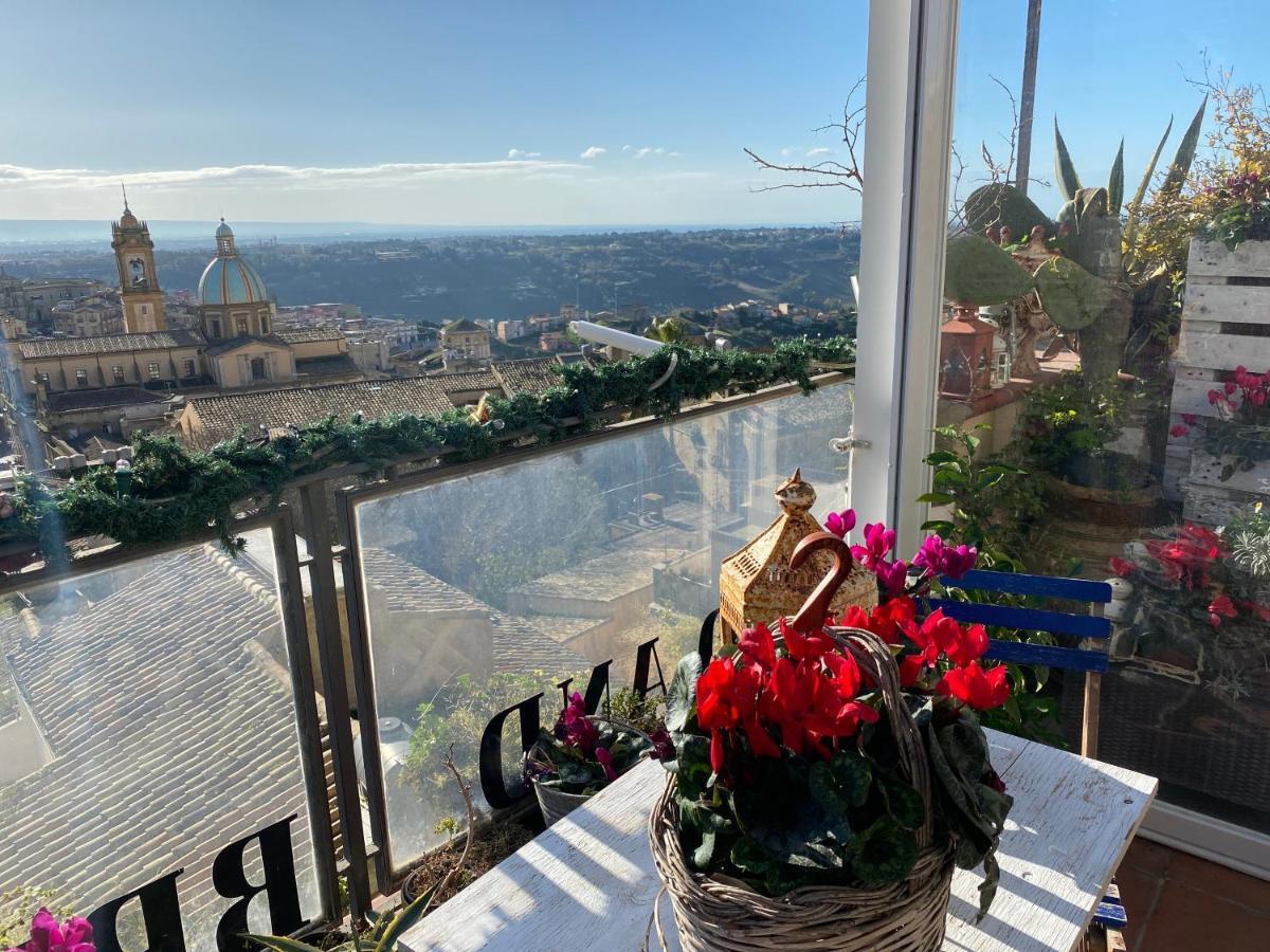 Casa Tipica Siciliana Patronale Home Bedandbreakfast Tremetrisoprailcielo Camere Con Vista, Colazione Interna In Terrazzo Panoramico Кальтаджіроне Екстер'єр фото